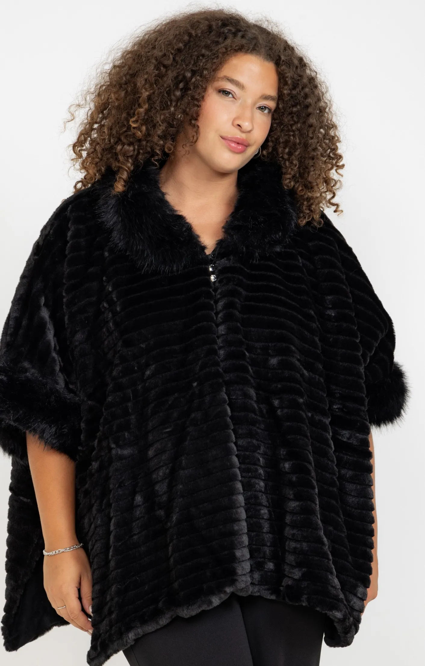 Toscane Boutique Poncho doux fausse fourrure| Accessoires