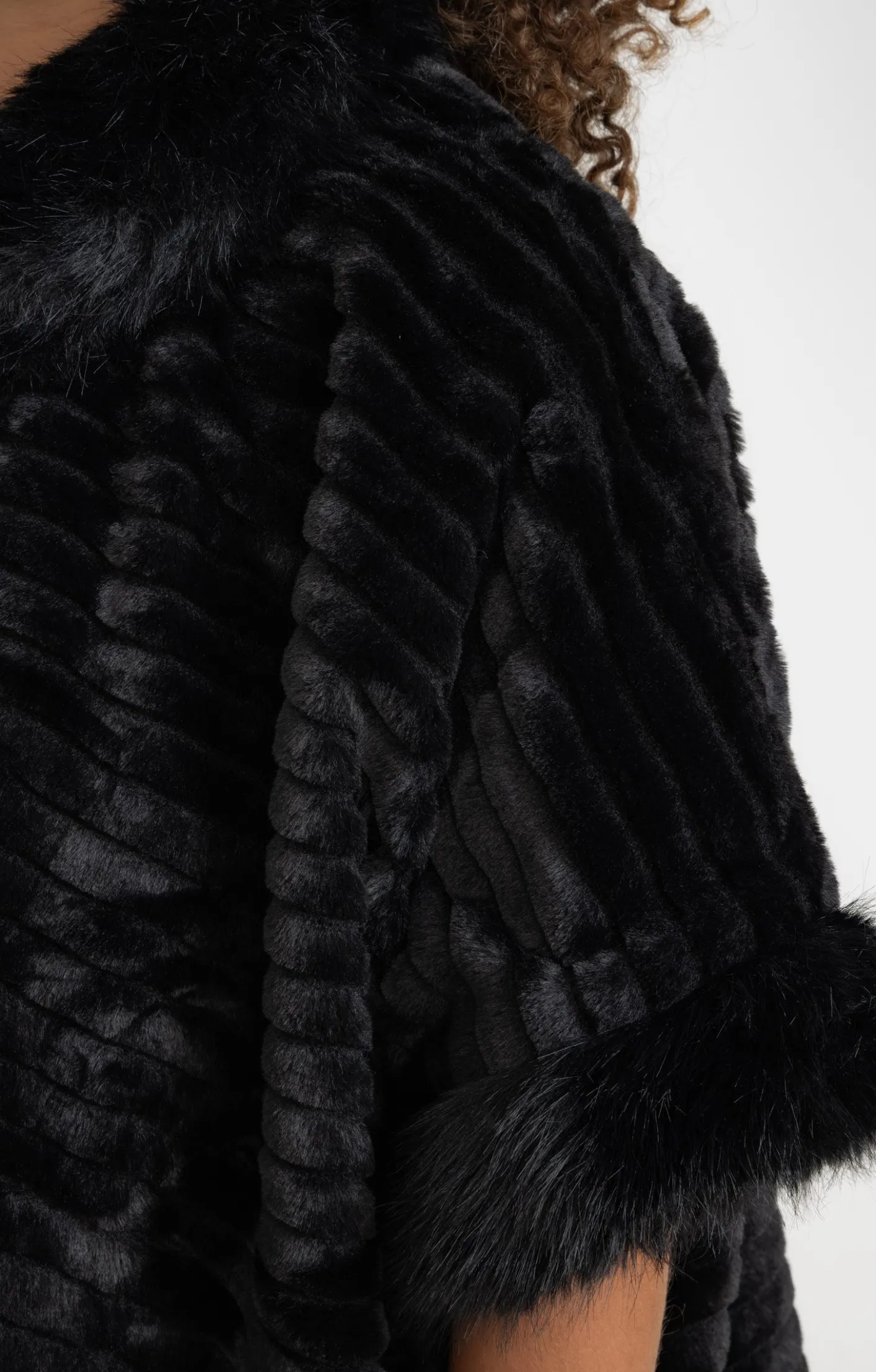 Toscane Boutique Poncho doux fausse fourrure| Accessoires