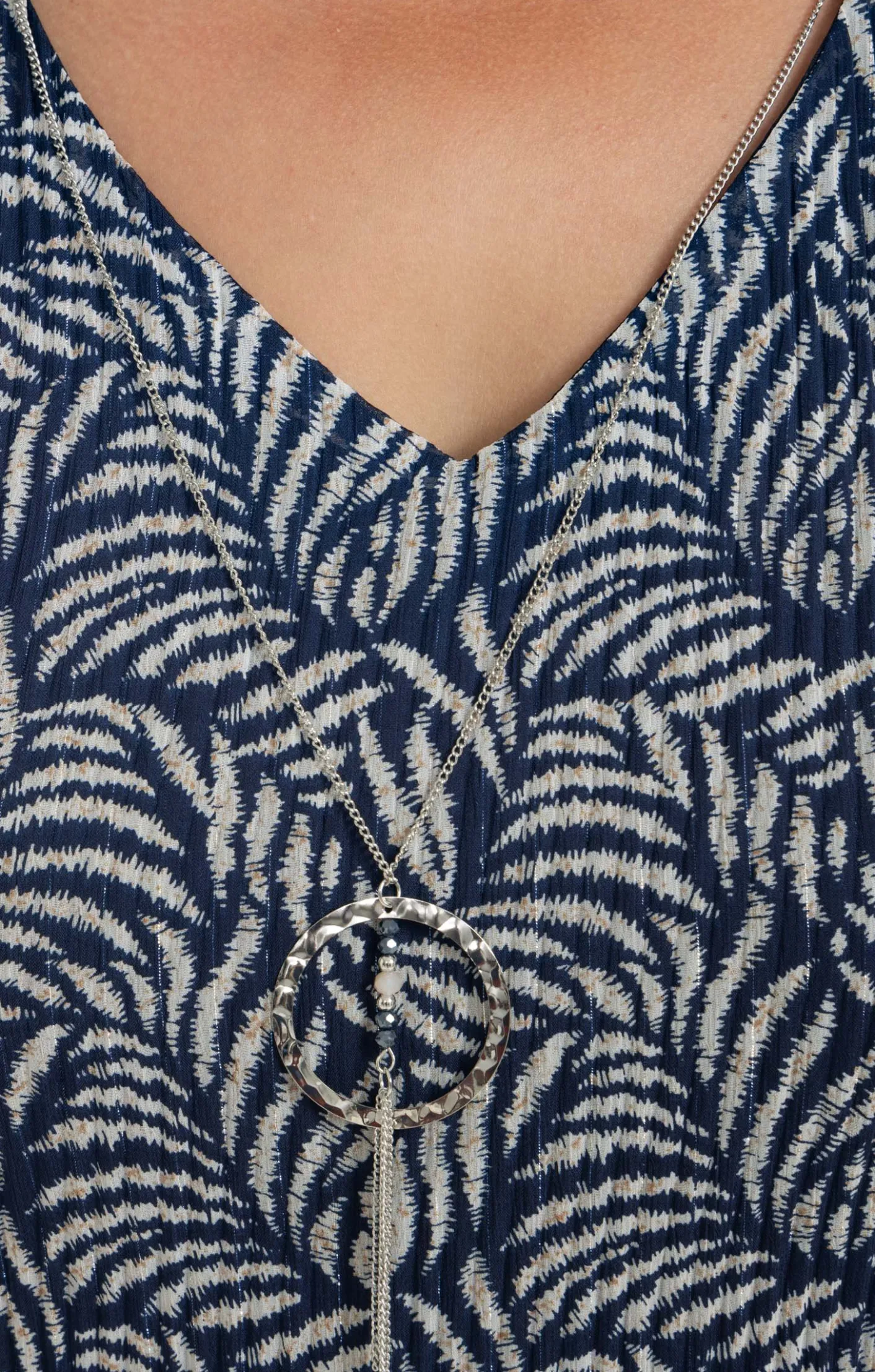 Toscane Boutique Robe imprimée plissée et collier| Robes