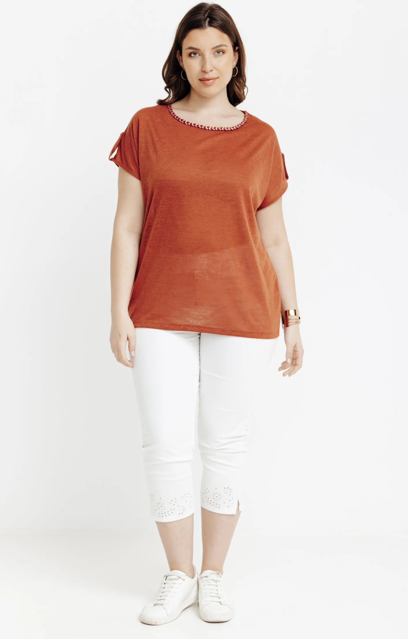 Toscane Boutique Tee-shirt uni avec tresse à l'encolure| Tee-shirts